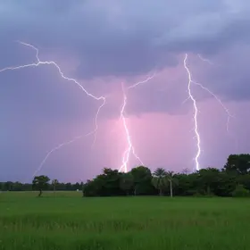 Barreiras deverá ter um dia com trovões e raios nesta segunda-feira