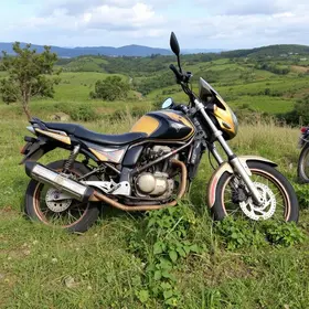 motocicleta abandonada